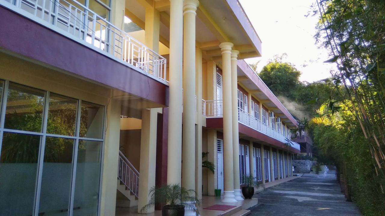 Tulip Inn Tomohon Exterior foto
